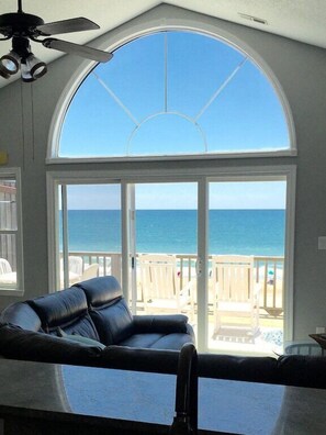 Smart TV, fireplace, Netflix, books