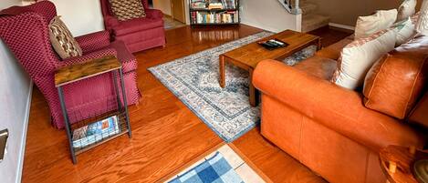 Fernseher, DVD-Player, Bücher, Videothek