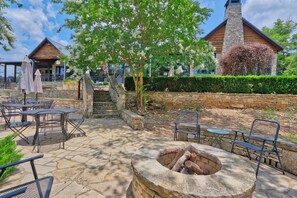 Outdoor dining - Fall Creek Vineyards Wine Country Inn | Free Wine Tasting! (Driftwood)