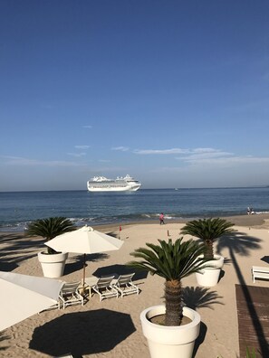 Plage, chaises longues, serviettes de plage, bar de plage