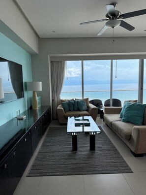 Smart TV, consola de videojuegos, reproductor de DVD y futbolito 