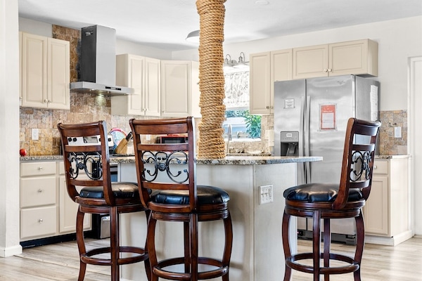 Breakfast nook or Great working area for your laptop!