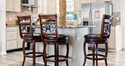 Syksyn tarjoukset! 5 Bed 2 Bath - minuutin päässä rannalta!