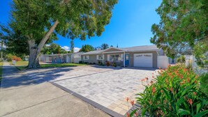 Exterior - Minutes to Clearwater Beach, Indian Rocks Beach- Sleeps 10 w/Firepit & BBQ! (Largo)