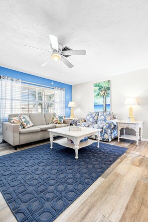 Smart TV, reproductor de DVD, juguetes y libros 