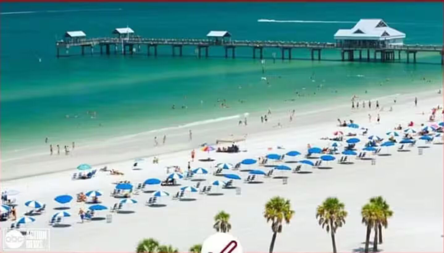 Playa en los alrededores, camastros y toallas de playa 