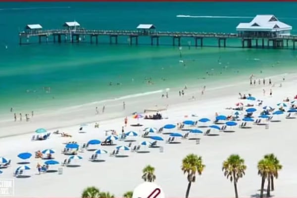 Beach nearby, sun loungers, beach towels