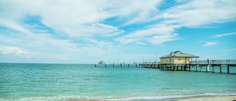 Playa en los alrededores, camastros y toallas de playa