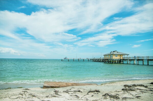 Beach nearby, sun loungers, beach towels