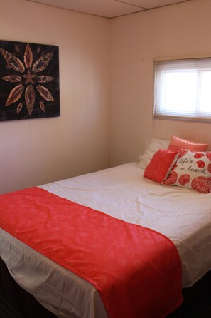 3 bedrooms, iron/ironing board, internet - Relax in Beach Haven West and Watch the Boats go By !!! Off Season Rentals Avail (Stafford Twp)