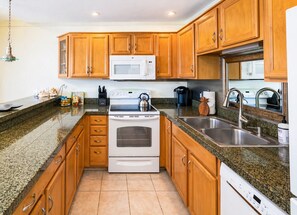 Full-size fridge, microwave, oven, stovetop