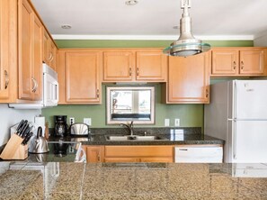Geladeira grande, micro-ondas, fogão, cooktop