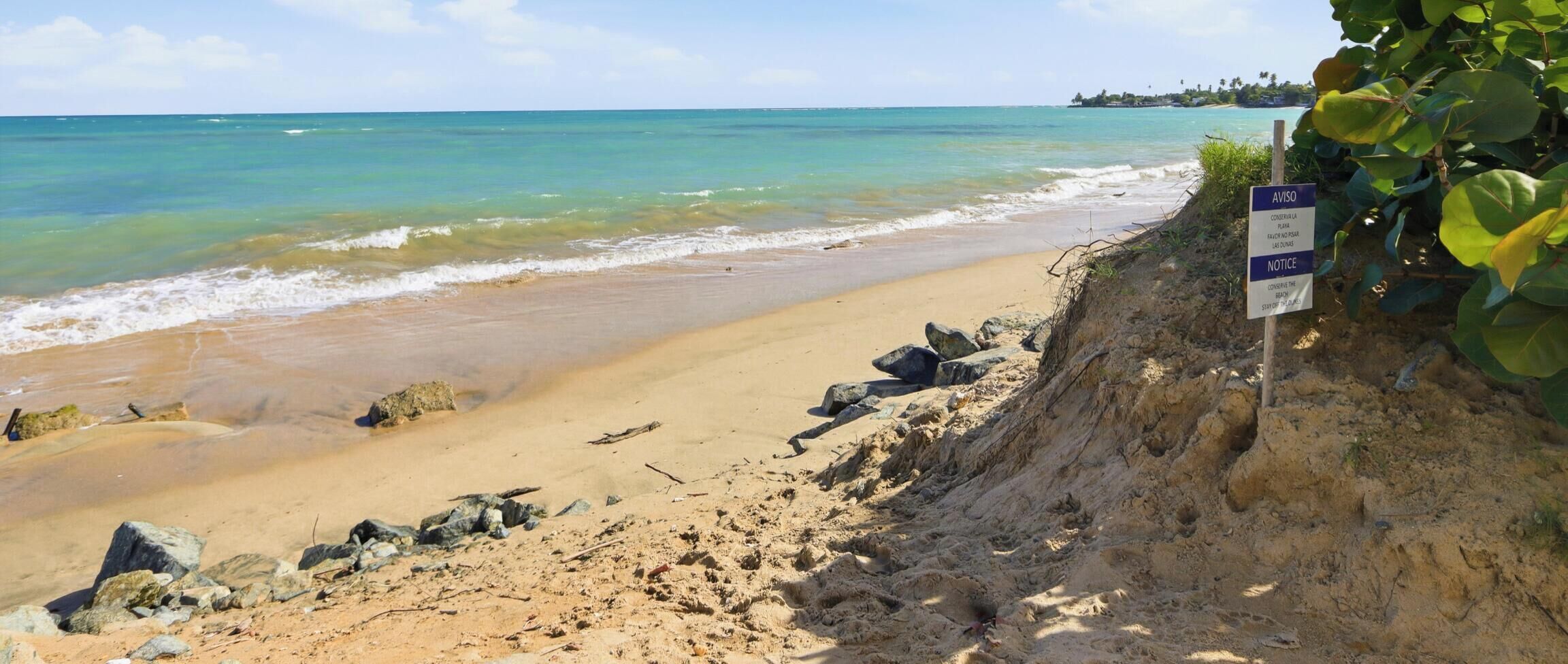 En la playa y toallas de playa 