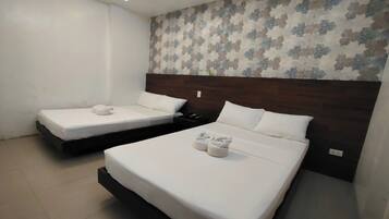 Quadruple Room | Desk, soundproofing, iron/ironing board, free WiFi