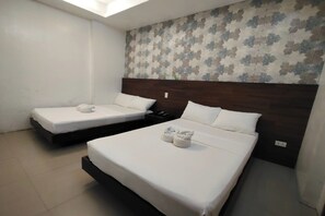 Quarto quádruplo | Escrivaninha, quartos à prova de som, ferros/tábuas de passar roupa