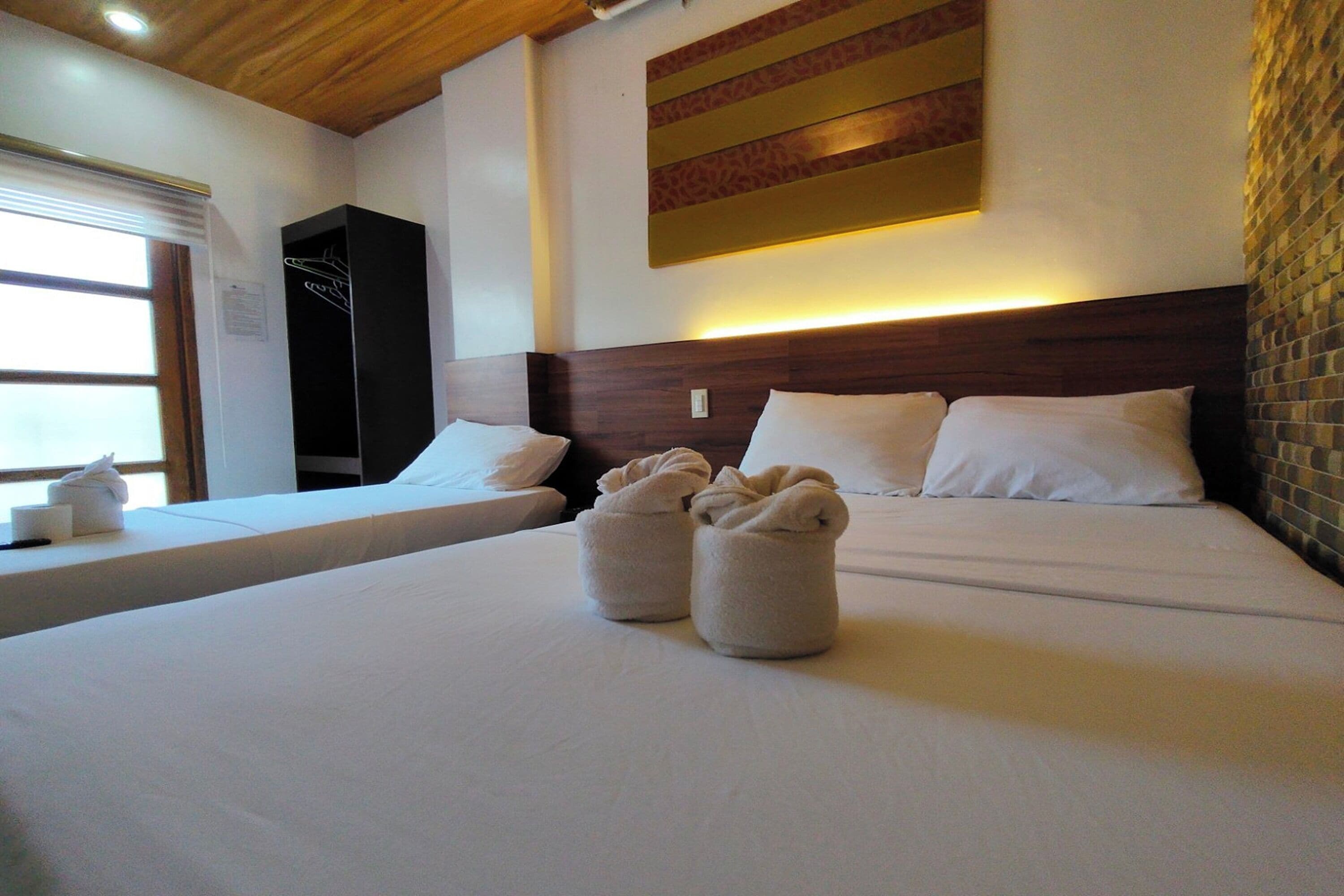 Triple Room | Desk, soundproofing, iron/ironing board, free WiFi