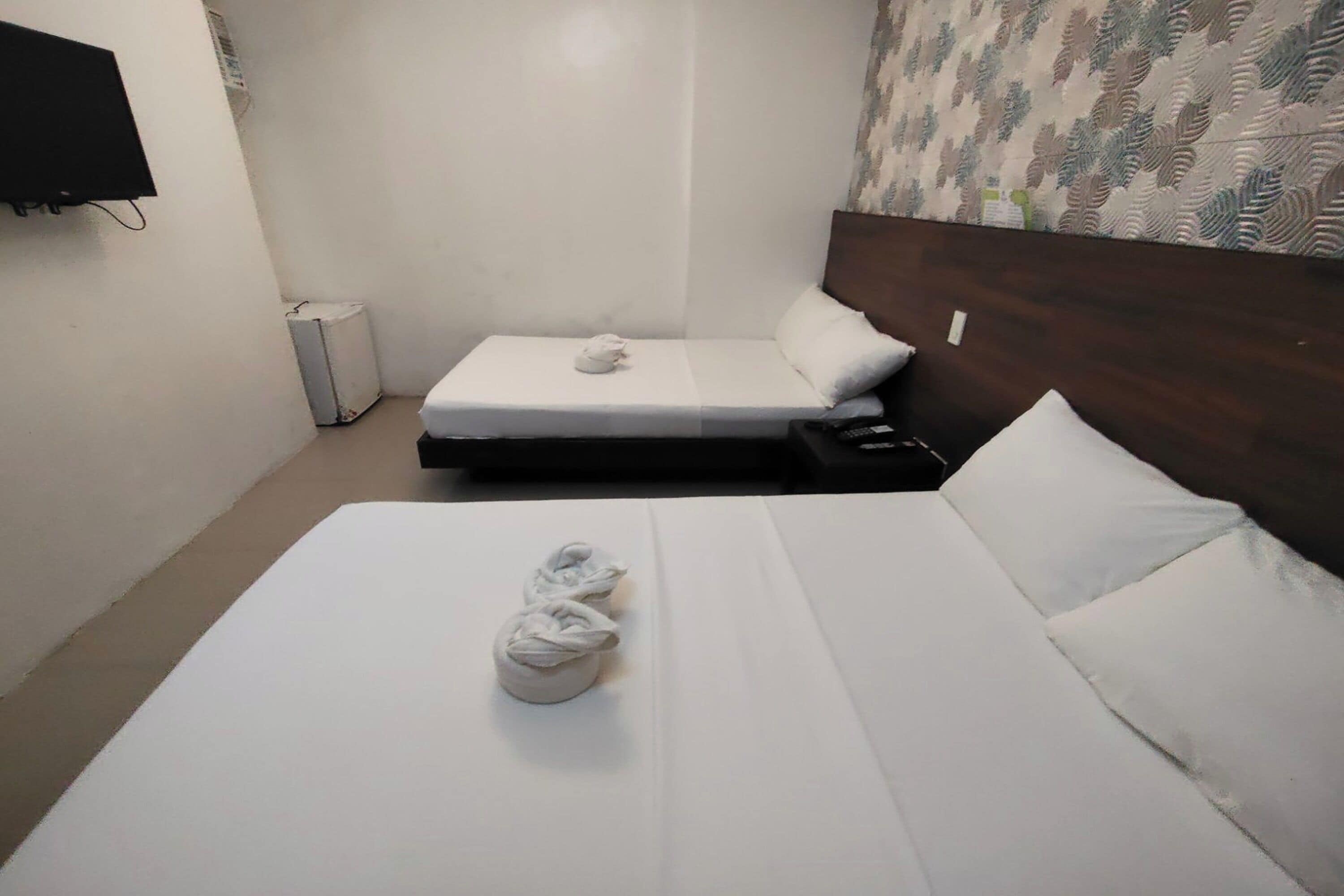 Vierpersoonskamer | Een bureau, geluiddichte muren, een strijkplank/strijkijzer, gratis wifi