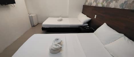 Vierpersoonskamer | Een bureau, geluiddichte muren, een strijkplank/strijkijzer, gratis wifi