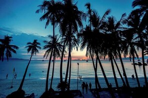 On the beach, beach massages - Taj Guesthouse Boracay (Boracay Island)