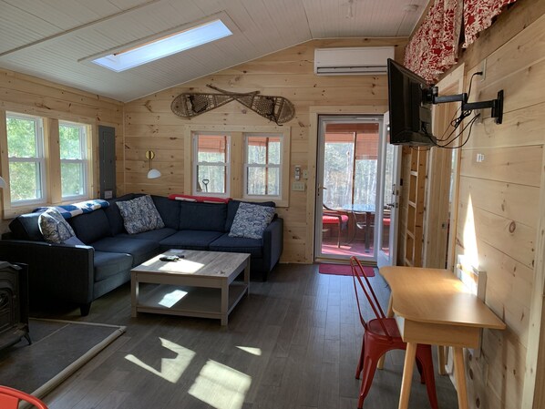 Smart TV, fireplace, Netflix, Hulu