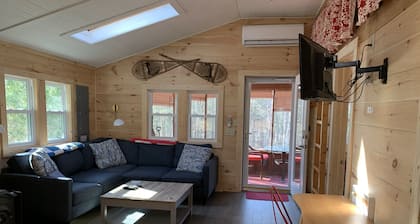 Quiet Comfortable Cabin 5 Min. Walk to Swimming and Boating