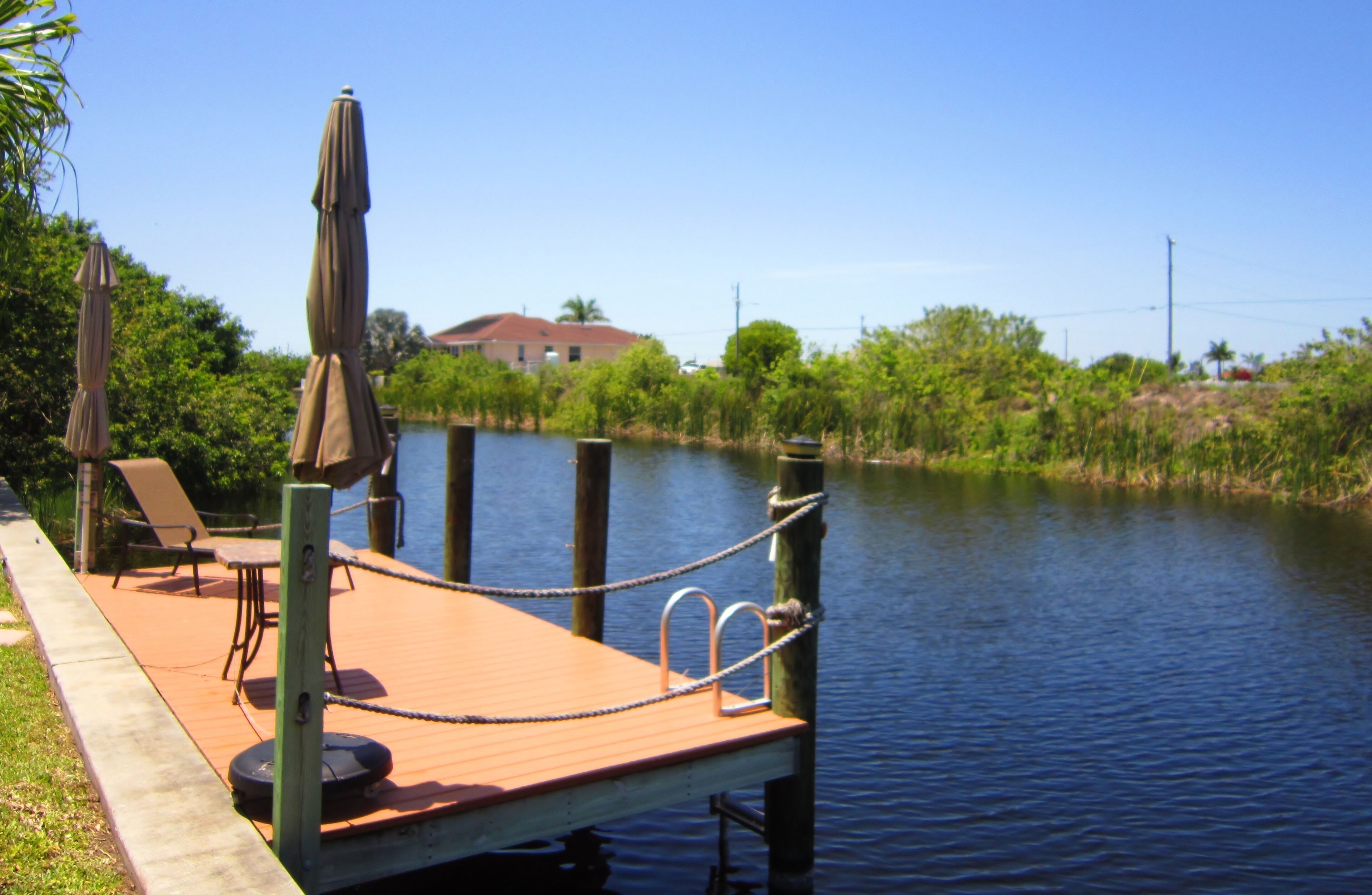 Villa Papaya, Waterfront, Pool, Quiet Neighborhood, Dock, Electricity Incl 4/2