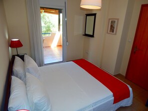 3 bedrooms, in-room safe, iron/ironing board, free WiFi