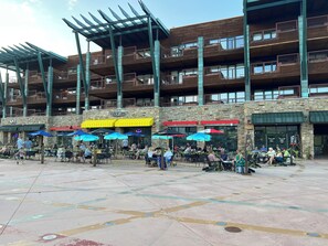 Outdoor dining - Luxury condo, Walk to Theater & Restaurants, K & Q beds,  private gar. & grill (Park City)