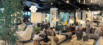 Luxury condo, Walk to THEATER & restaurants, K & Q beds,  private gar. & grill