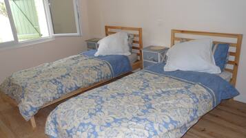 2 makuuhuonetta, tallelokero huoneessa, silitysrauta/-lauta