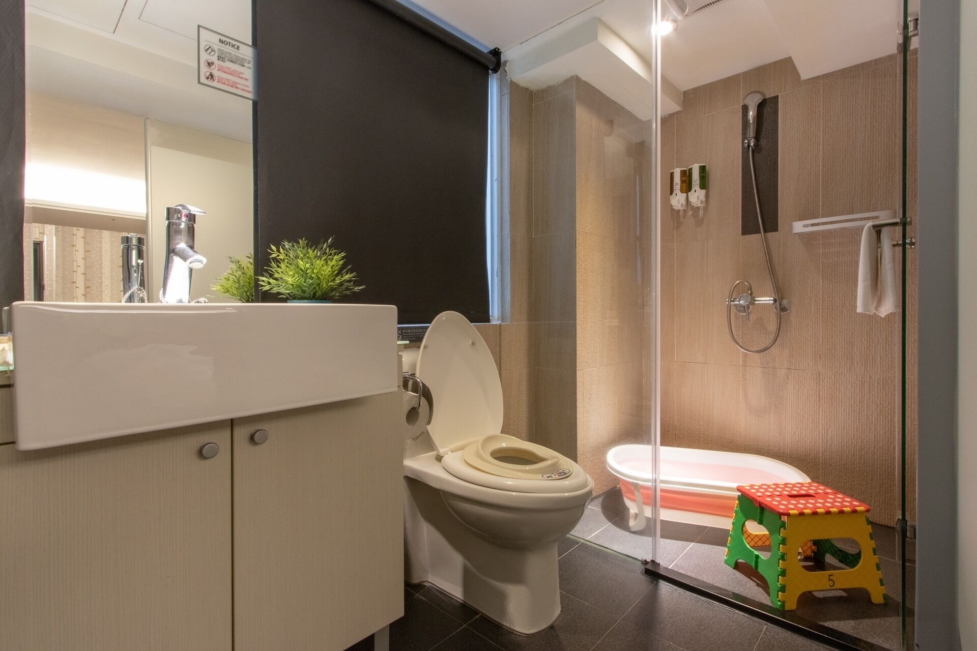 kid suite double room (2 adults + 1 child under 7 years old) - no window | bathroom | shower, hair dryer, towels, shampoo