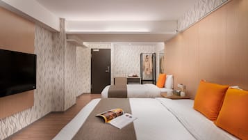 Kolmen hengen superior-huone, useita sänkyjä, tupakointi kielletty, ei ikkunoita | Untuvapeitot, työpöytä, silitysrauta/-lauta, ilmainen Wi-Fi