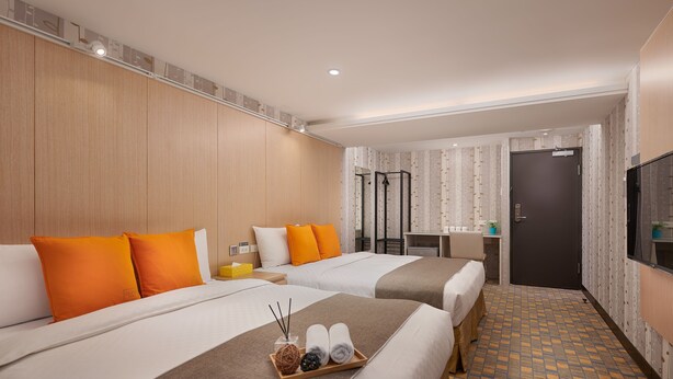 A hotel room with two beds, a desk, and a TV. - Click Hotel - Taipei Main Station Branch (Taipei)