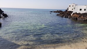 Pequeña playa en el pueblo.