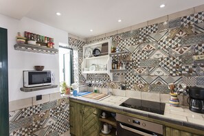 Een koelkast, een microgolfoven, een oven, een kookplaat