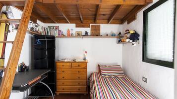 2 slaapkamers, een strijkplank/strijkijzer, reisbedje, gratis wifi