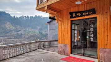 Pintu masuk properti