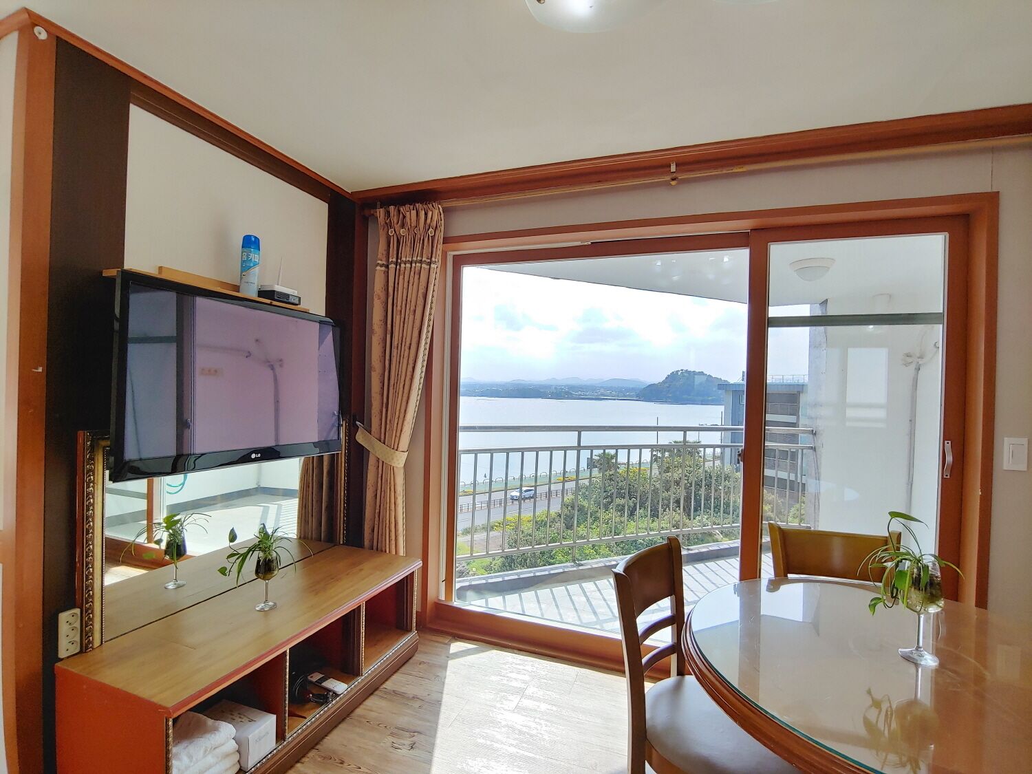 Double + 2 Single Beds (approx. 62 sqm) | 客房景觀