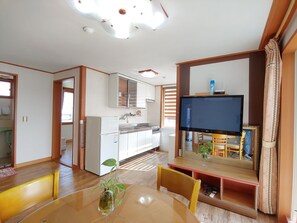 Double + 2 Single Beds (approx. 62 sqm) | Laptopgeeigneter Arbeitsplatz, kostenloses WLAN