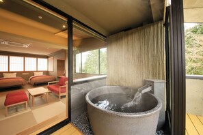 ห้องดีลักซ์ทวิน, หลายเตียง, ปลอดบุหรี่, อ่างน้ำร้อน (Luxe Annex,Semi-Open bath, Adult Only) | สิ่งอำนวยความสะดวกในห้องน้ำ | ฝักบัว, ของใช้ในห้องน้ำฟรี, ไดร์เป่าผม, รองเท้าสวมภายในห้อง