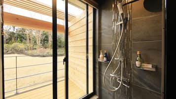 Tomannsrom – superior, flere senger, ikke-røyk, spabadekar (Annex,Semi-Open bath, Adult Only) | Dusj på badet