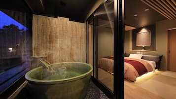 高級雙人房, 1 張特大雙人床, 非吸煙房, 熱水浴缸 (Annex,Semi-Open bath, Adult Only) | 私人 SPA 浴池