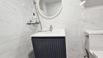 Double Room (33 sqm.) | Bathroom | Shower, free toiletries, towels