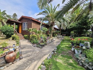 Exterior - Valley Log Pension (Seogwipo)