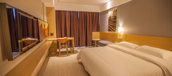 IBIS Leshan City Center Hotel