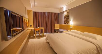 IBIS Leshan City Center Hotel