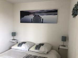 2 makuuhuonetta, silitysrauta/-lauta, vauvan matkasänky, Wi-Fi