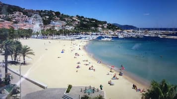 Vlak bij het strand, ligstoelen