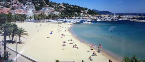 Una spiaggia nelle vicinanze, lettini da mare