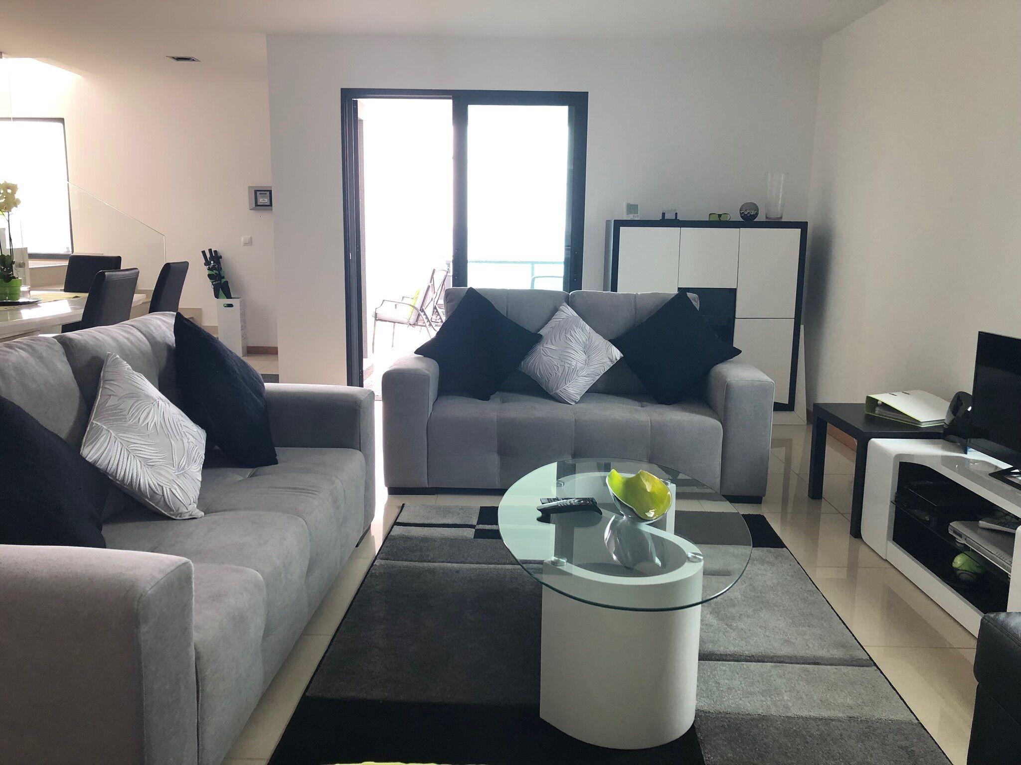 LCD-Fernseher, Bücher, Videothek, Drucker